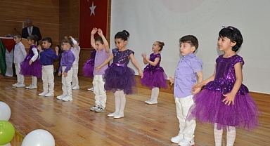 Miniklerin yılsonu gösterisi hayran bıraktı