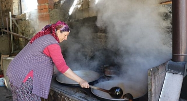 Ocaklar dut pekmezi için yakıldı