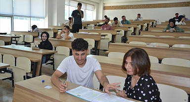 Okuduğu programı birincilikle bitirdi