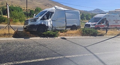 Otobüs ile kamyonet çarpıştı!