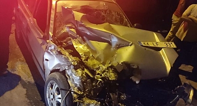 Otomobil çöp kamyonuna çarptı