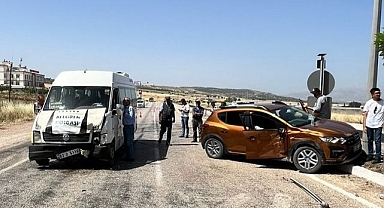 Otomobil ile minibüs çarpıştı: 3 yaralı