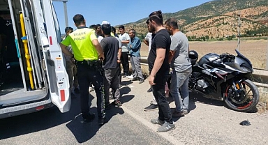 Otomobil ile motosiklet birbirine girdi