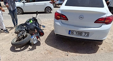 Otomobil ile motosiklet çarpıştı!