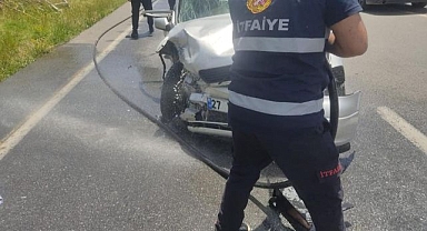 Otomobille hafif ticari araç çarpıştı