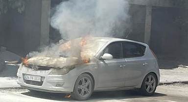 Park halindeki araç alev alev yandı