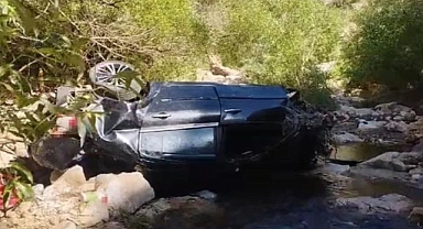 Şarampole yuvarlanan araçta can verdi