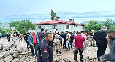Sel 10 ahırı yıktı, 20 evi su bastı