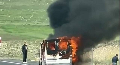 Seyir halindeki araç alev alev yandı