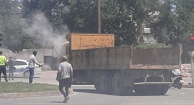 Seyir halindeki kamyon alev aldı