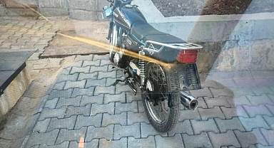 Takla atan motosikletli ağır yaralandı