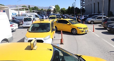 Taksiciler zam istedi! Belediyeye yürüdü