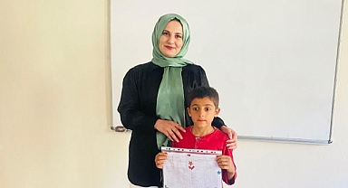 Tek başına karnesini aldı