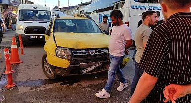 Ticari taksinin çarptığı 2 yaya yaralandı