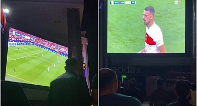 Türkiye-Çekya maçını dev ekranda izlediler