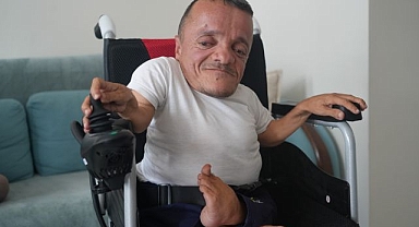 Türkiye'nin en kısa boylu bestecisi akülü sandalyesine kavuştu