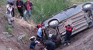 Uçuruma yuvarlanan otomobilde can pazarı