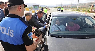 Vali görev başındaki personeli yalnız bırakmadı