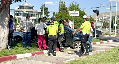 Virajı alamayan sürücü refüje çıktı