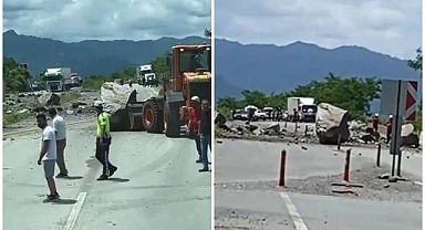 Yamaçtan kopan kayalar seyir halindeki araca çarptı!