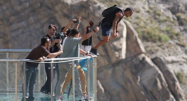 Yarasa adam Tortum Gölü'ne uçtu