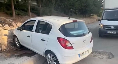 Yoldan çıkan otomobil duvara çarptı