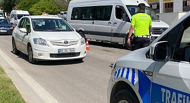 Yolun karşısına geçerken araba çarptı!