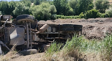 Yük boşaltan kamyon şarampole devrildi