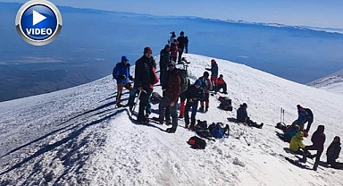 Zirvede kayağın keyfini çıkardılar