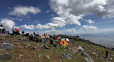 Zirveye uzanan yolda panayır havası
