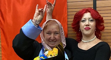 69'luk Ayşen Teyze diplomayı bozkurtla aldı