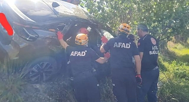 Araç içerisinde sıkışınca yardımına ekipler koştu