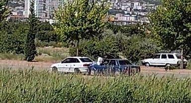 Arızalanan aracı kaputa oturup seyretti