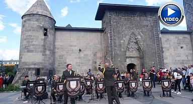 Askeri bando Erzurum'da coşturdu