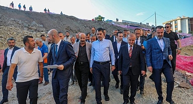 Bakan Kurum deprem konutlarını inceledi