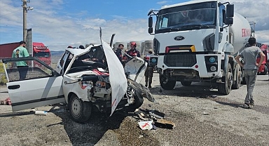 Beton mikseri ile çarpışan araç hurdaya döndü