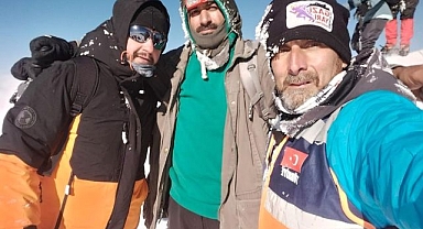 Dağcılar kar ve fırtınaya rağmen zirveye ulaştı