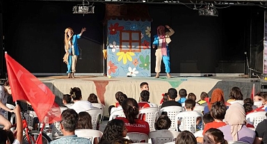 Depremzede çocuklar için sahneye çıktılar