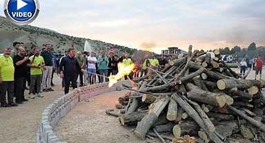 Dev kamp ateşi yakıldı, vali yanma tehlikesi atlattı