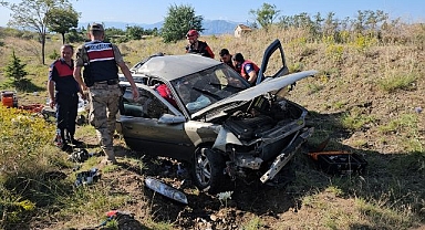 Devrilen araçta sıkışan 4 kişiyi kurtardılar