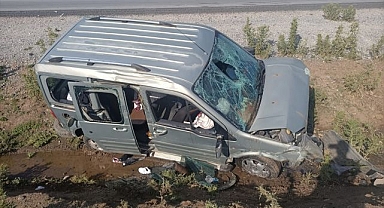 Devrilen araçtan yaralı kurtuldular