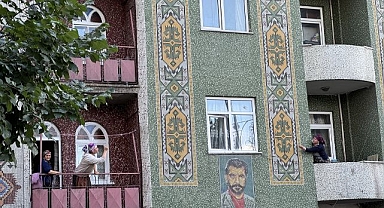 Erzurum'da iki grup birbirine girdi! Balkondan balkona kavga ettiler...