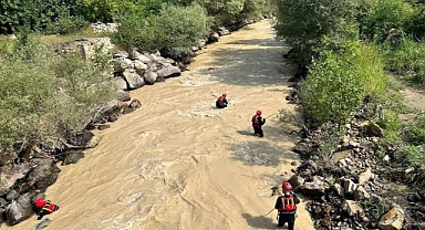 Erzurum'da sel sularına kapılan bebek aranıyor!