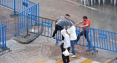 Erzurum'da vatandaşın yağmurla mücadelesi