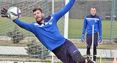 Göktuğ'un da eli kulağında