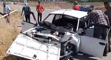 İki araç kafa kafaya çarpıştı