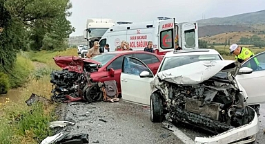 İki otomobil birbirine girdi