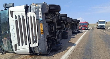 İran plakalı tır yan yattı!