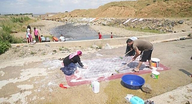 Kadınlar halı yıkadı, çocuklar yüzdü