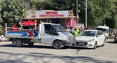 Kamyonet kasasından otomobilin üzerine uçtular